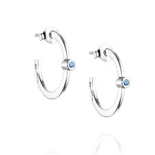 Micro Blink Hoops Earrings - Blue Topaz Silver in de groep Oorbellen bij SCANDINAVIAN JEWELRY DESIGN (12-100-02422-0000)