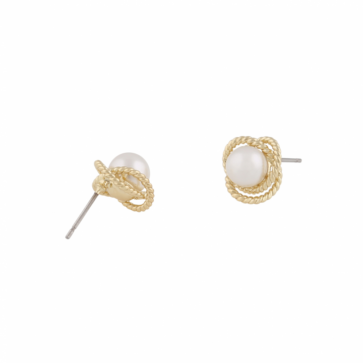 Lydia pearl ear Goud in de groep Oorbellen / Pareloorbellen bij SCANDINAVIAN JEWELRY DESIGN (1292-6100-362)