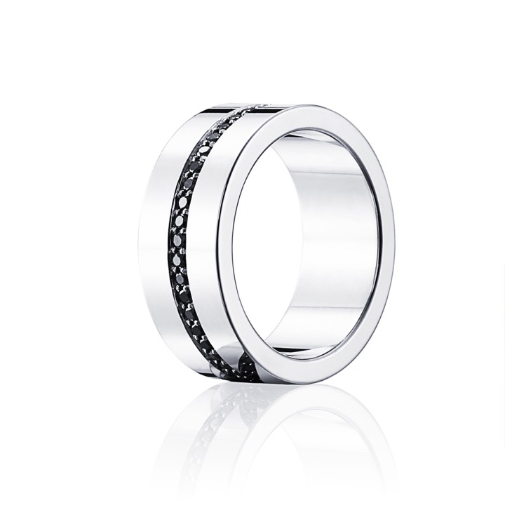 Wide & Black Stars Ring Zilver in de groep Ringen / Zilveren ringen bij SCANDINAVIAN JEWELRY DESIGN (13-100-01005)