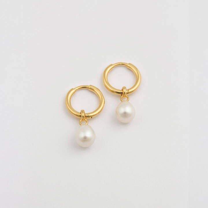 Treasure Pearl Hoops Gold in de groep Oorbellen / Pareloorbellen bij SCANDINAVIAN JEWELRY DESIGN (EG1210)