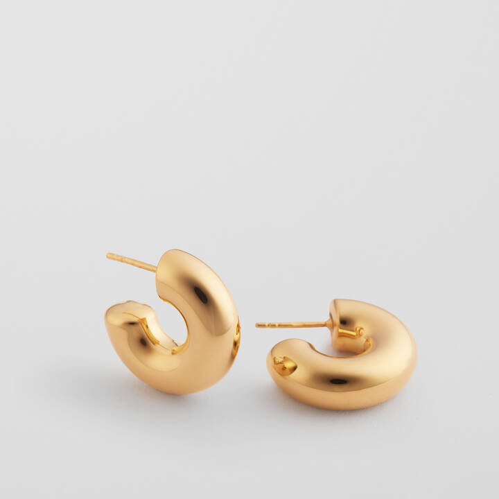 Bolded Little Sis Hoops Gold in de groep Oorbellen / Gouden oorbellen bij SCANDINAVIAN JEWELRY DESIGN (EG1235)