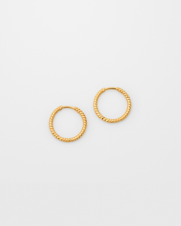 Beloved Twisted Medium Hoops Gold in de groep Oorbellen / Gouden oorbellen bij SCANDINAVIAN JEWELRY DESIGN (EG1259)