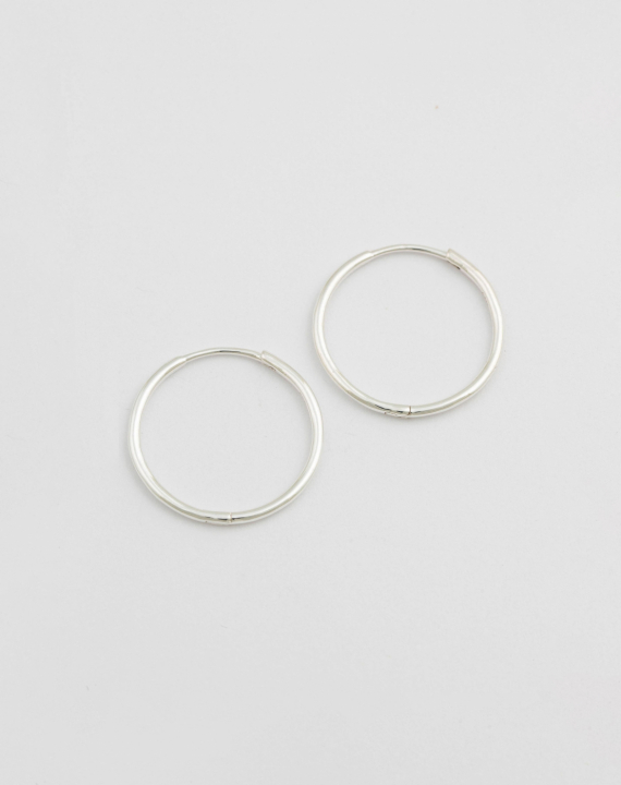 Beloved Medium Hoops Silver in de groep Oorbellen / Zilveren oorbellen bij SCANDINAVIAN JEWELRY DESIGN (ES1132)