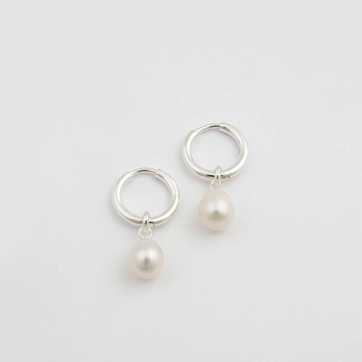 Treasure Pearl Hoops Zilver in de groep Oorbellen / Pareloorbellen bij SCANDINAVIAN JEWELRY DESIGN (ES1210)