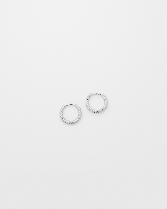 Beloved Twisted Small Hoops Silver in de groep Oorbellen / Zilveren oorbellen bij SCANDINAVIAN JEWELRY DESIGN (ES1258)