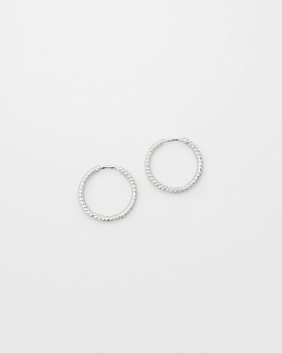 Beloved Twisted Medium Hoops Silver in de groep Oorbellen / Zilveren oorbellen bij SCANDINAVIAN JEWELRY DESIGN (ES1259)