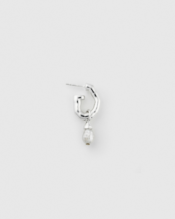 Mary Short Single Earring Silver in de groep Oorbellen / Pareloorbellen bij SCANDINAVIAN JEWELRY DESIGN (ES1274)