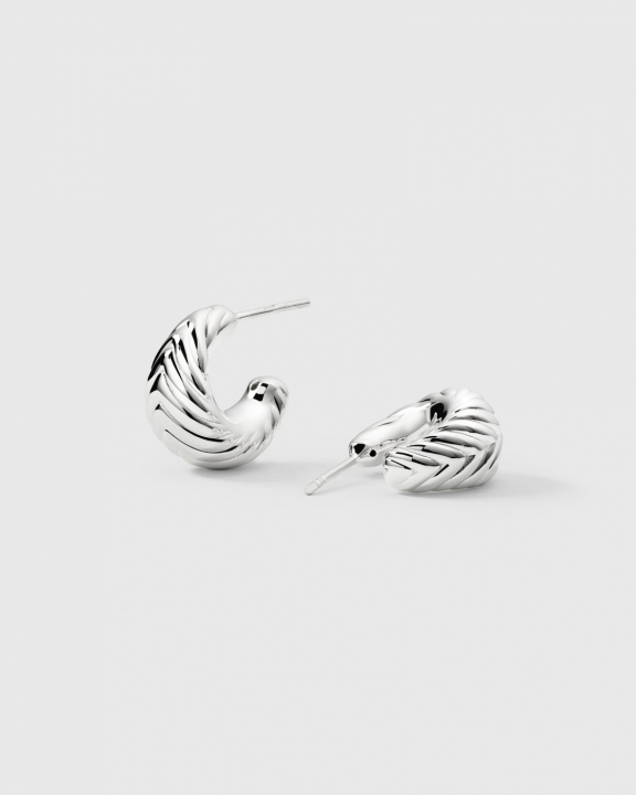 Bolded Little Sis Chevron Silver in de groep Oorbellen / Zilveren oorbellen bij SCANDINAVIAN JEWELRY DESIGN (ES1292)