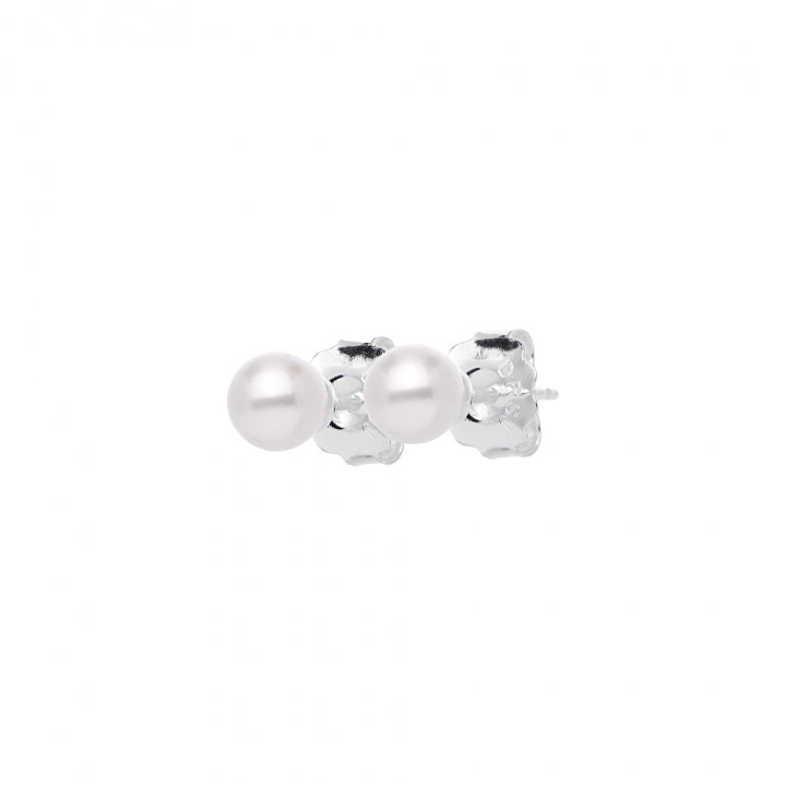 Petite Pearl single studs Silver in de groep Oorbellen / Pareloorbellen bij SCANDINAVIAN JEWELRY DESIGN (PPL-E12S00-S)