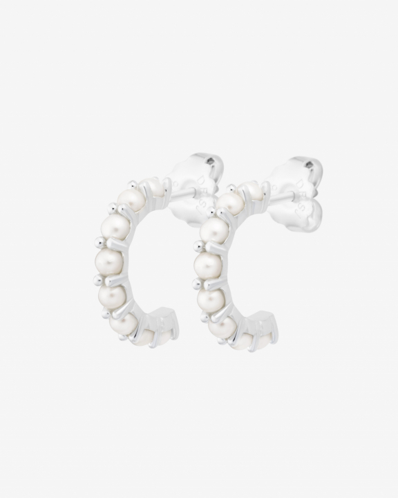 Petite Star pearl hoops in de groep Oorbellen / Pareloorbellen bij SCANDINAVIAN JEWELRY DESIGN (PSR-E3M000-S)