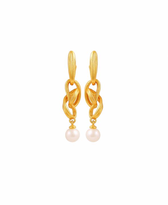 Tiril Earrings Gold in de groep Oorbellen / Pareloorbellen bij SCANDINAVIAN JEWELRY DESIGN (S08643G)