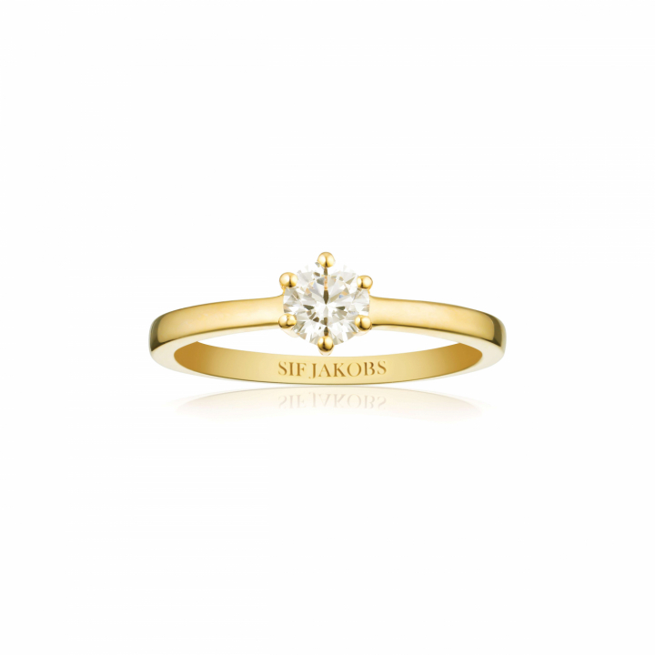 ELLERA UNO PIANURA GRANDE Ring Vita Zirkoner Goud in de groep Ringen / Gouden ringen bij SCANDINAVIAN JEWELRY DESIGN (SJ-R42283-CZ-YG)