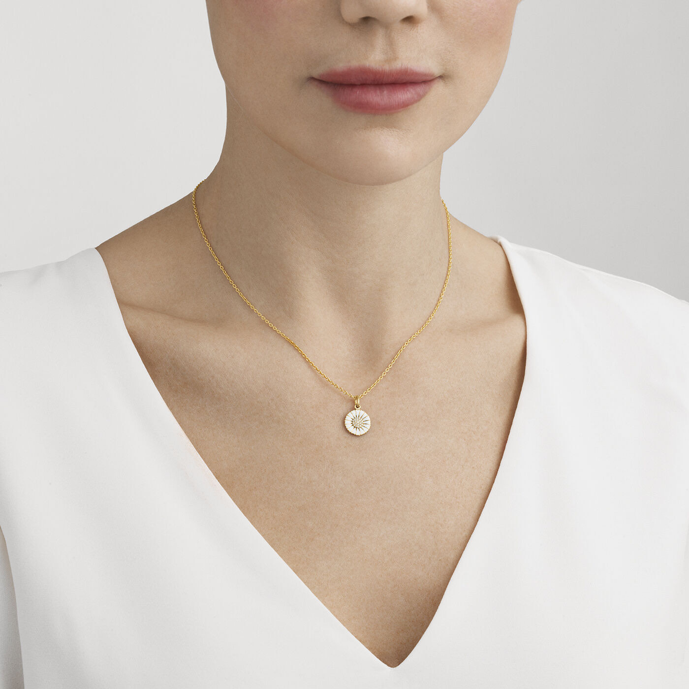 DAISY Hanger vergoud sterlingZilver medium WHITE ENAMEL 11 MM Diamant 0.05 ct 40 cm